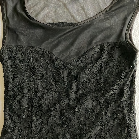 Black mesh and lace sleeveless top - Picture 3 of 10